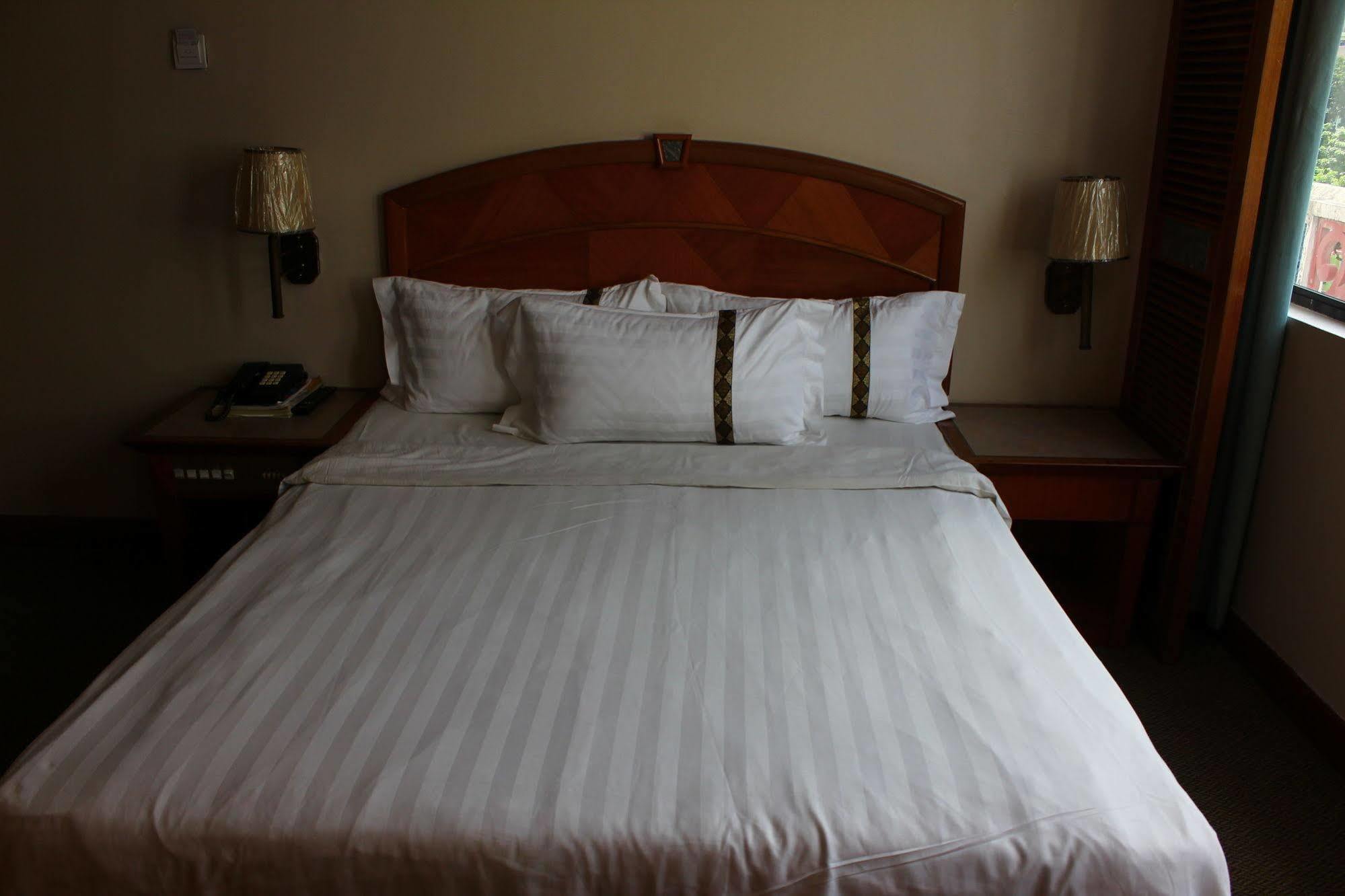 Hotel Deleeton Кота-Кинабалу Экстерьер фото