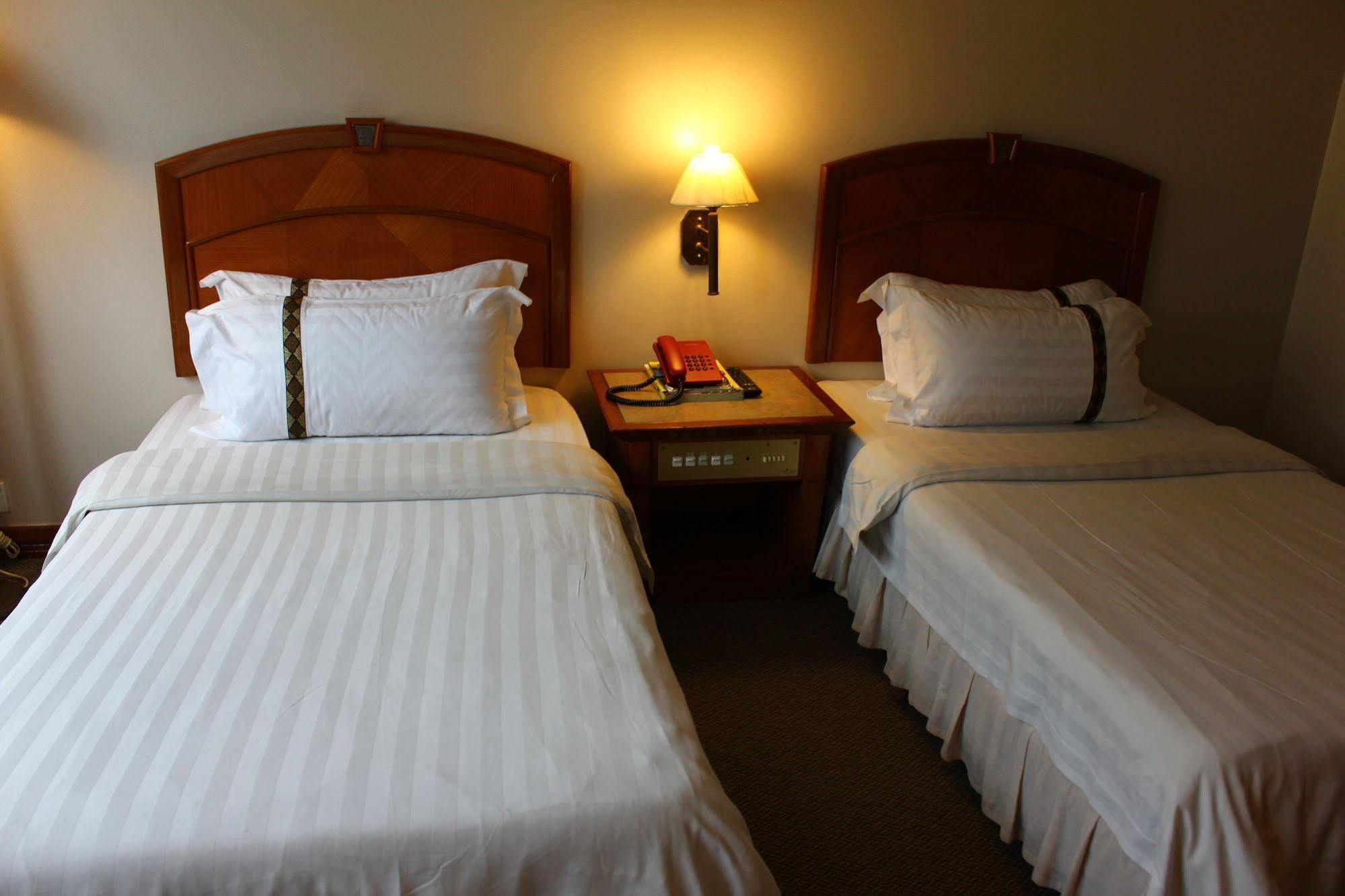 Hotel Deleeton Кота-Кинабалу Экстерьер фото