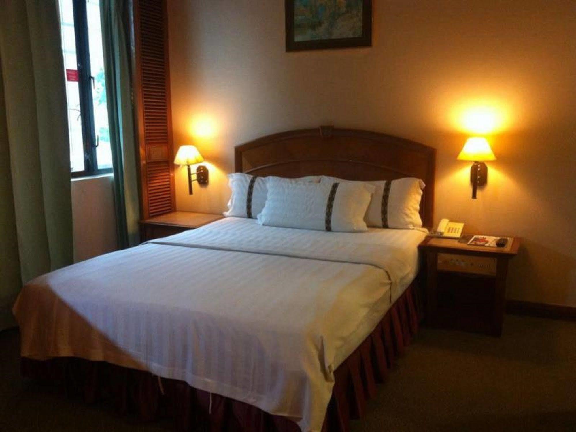 Hotel Deleeton Кота-Кинабалу Экстерьер фото